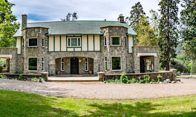 Oak Glen Cama Y Desayuno | Historic Stone Oak Manor Bed & Breakfast