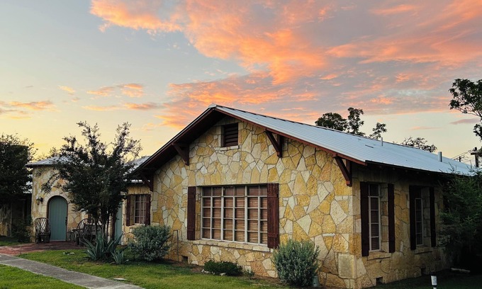Bandera Cabina | HISTORIC STONE RIVER CABIN! Why stay in a tiny home? 5 min from Bandera!