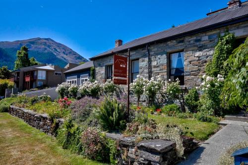 Queenstown City Centre Casa | Historic Stonehouse & Alley Cottage - Sleeps 14 with spa pool