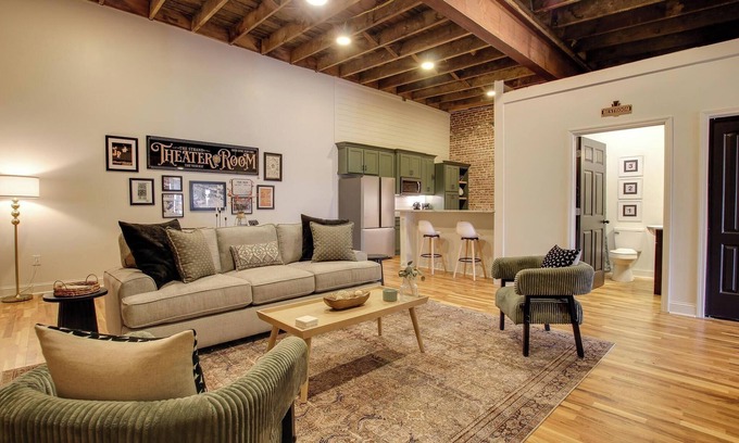 Hartselle Apartamento | Historic Strand Theater Loft - Luxury Downtown Hartselle Retreat!