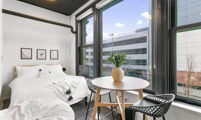 East Central Apartamento | Historic Studio w/ Lux Mattress Walk 2 Everything!