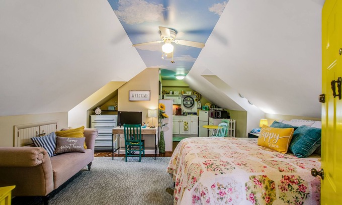 Beach Institute Apartamento | Historic studio with kitchenette & easy parking - near dining & walk to downtown