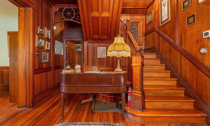 Candler Apartamento | Historic Suite w/ Private Bathroom-Engadine Inn and Cabins "Breakfast Included"