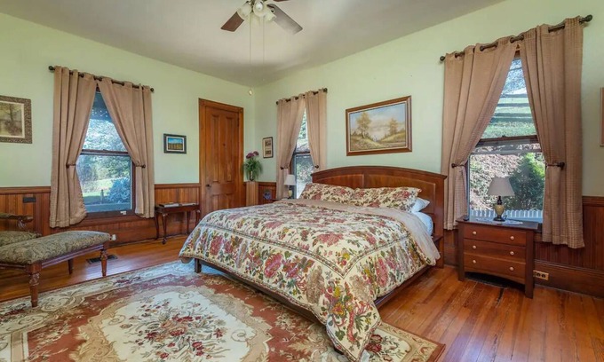 Candler Apartamento | Historic Suite w/ Private Bathroom-Engadine Inn and Cabins "Breakfast Included"