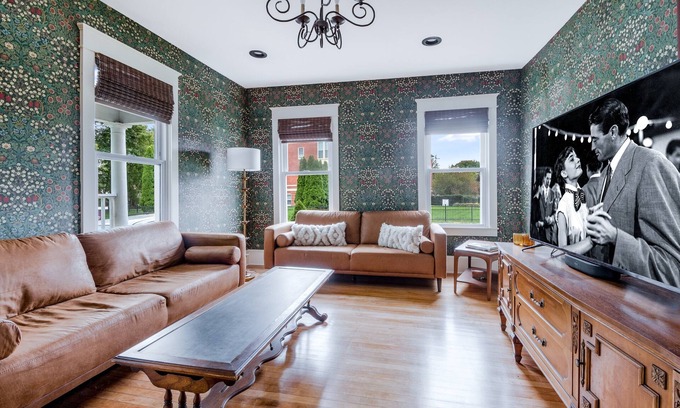 Mystic - New London Casa | Historic Three Bedroom Townhouse -- Downtown Mystic