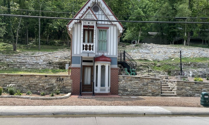 Eureka Springs Historic District Casa | HIstoric Tiny House - Down on Main Street!
