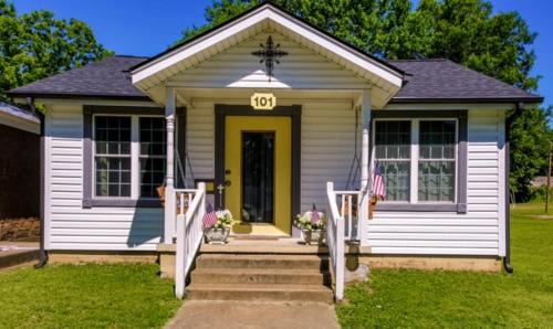 Brighton Casa | Historic Town Square Bungalow in heart of Brighton