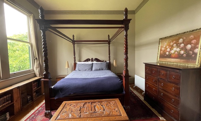 Derby Cama Y Desayuno | Historic Two Bedroom Suite including lounge room and cooked breakfast