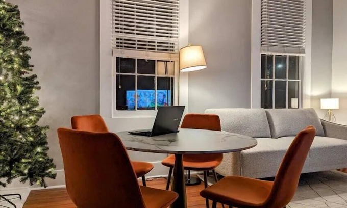 Central Business District Apartamento | Historic upstairs home in downtown, walk to everything.