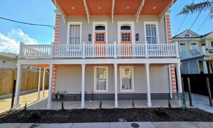East Riverside Condominio | Historic Uptown 2-bedroom condo New Orleans Mardi Gras