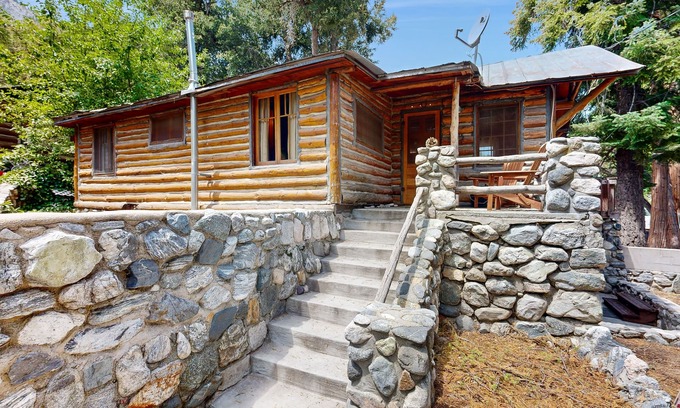 Forest Falls Cabina | Historic Van Horn Log Cabin, rustic retreat with WiFi, close to hiking trails