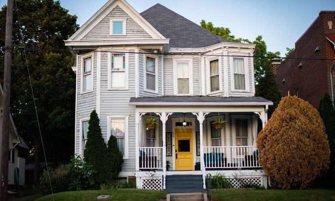 Elco Casa | Historic Victorian - Walkable to Downtown Cape Girardeau - King Bed - Fast Wifi