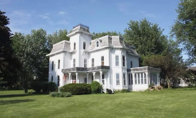 Sennett Casa | Historic Victorian farmhouse house on 10 acres in the FLX.