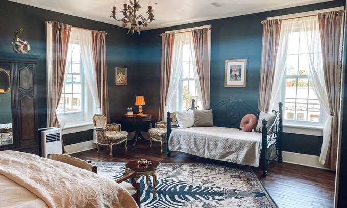 Princeton Apartamento | Historic Victorian hotel in the heart of small town getaway!