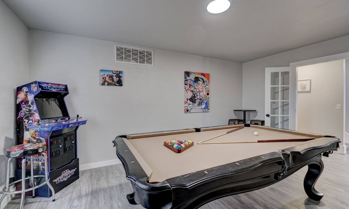Oklahoma City Casa | Historic Villa🚶 2 min from Lake Hefner 🏊 Hot Tub 🎱 Pool Table 🐶 Pet Friendly
