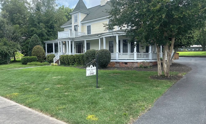 Troy Casa | Historic Wade-Arscott home, Main Floor 2BR/2BA in Downtown Troy