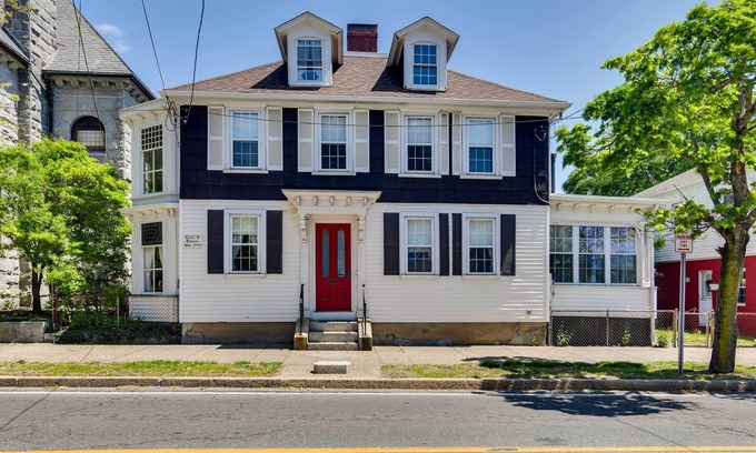 Warren Apartamento | Historic Warren Vacation Rental: Walk to Beaches!
