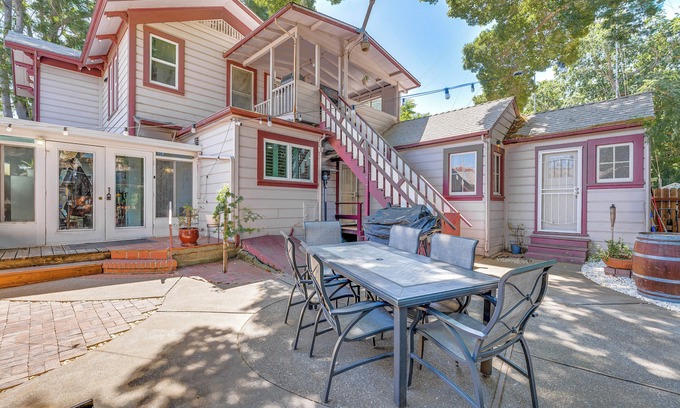 Woodland Apartamento | Historic Woodland Escape w/ Patio + Fire Pit!