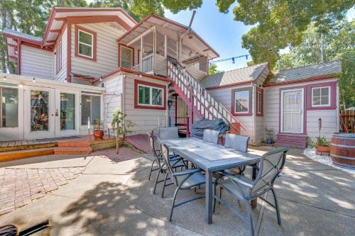 Woodland Apartamento | Historic Woodland Escape with Patio and Fire Pit!