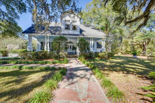 Pinckneyville Casa | Historic Woodville Estate with Pool Pets Welcome!