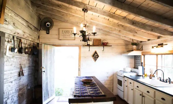 Tyro Cabina | Historical 1850's Cosmic Cabin