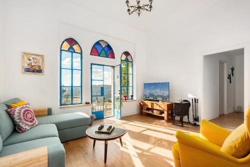 Ein Karem Apartamento | Historical 2 bedrooms home with a Private Jacuzzi
