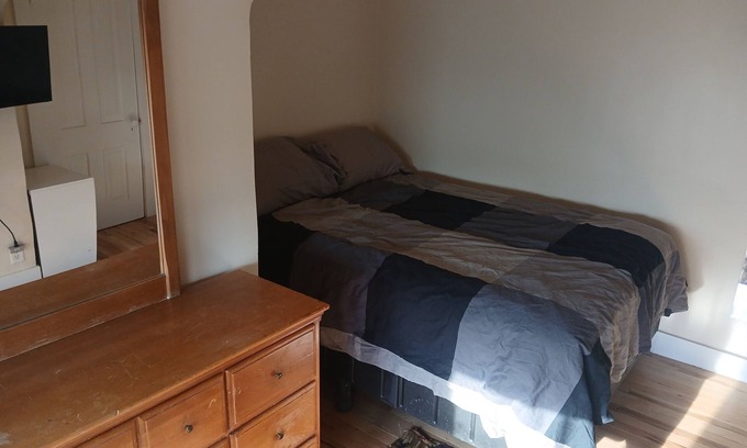 Lowry Hill East Apartamento | Historical 3rd floor studio apartment in Uptown Wedge
