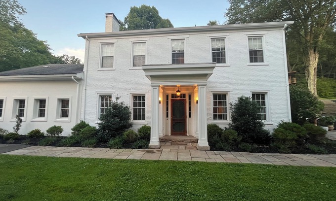 Bakerstown Otro | Historical charm meets modern fun, 3 acres, 6 bds, pool, basketball, bocce - PGH
