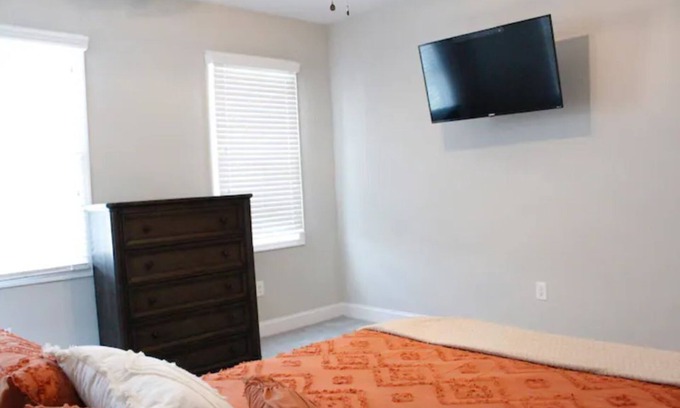Portsmouth Casa | Historical Charming 3 Bedroom Near Portsmouth Naval Hospital and Rivers Casino.