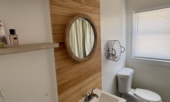 Bonita Springs Cabaña | Historical Cottage Snowbird-Friendly/ Walk to Riverside Park & Downtown Coffee.