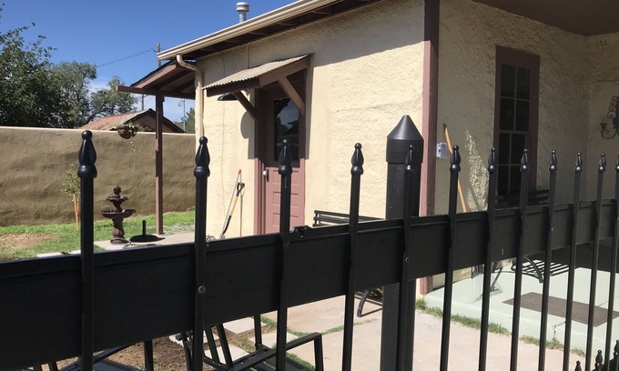 Tyrone Cabaña | Historical cottage located in the heart of downtown (pet friendly)
