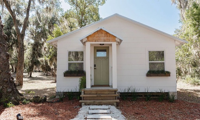Darien Casa | Back to school DEAL! Downtown Darien