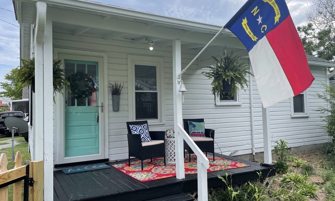 Morehead City Cabaña | Casa de huéspedes histórica presentada en HGTV's Beachfront Bargain Hunt Renovation!