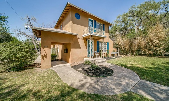 Uptown Apartamento | Historical Home in Iconic Alamo Heights - Sky view