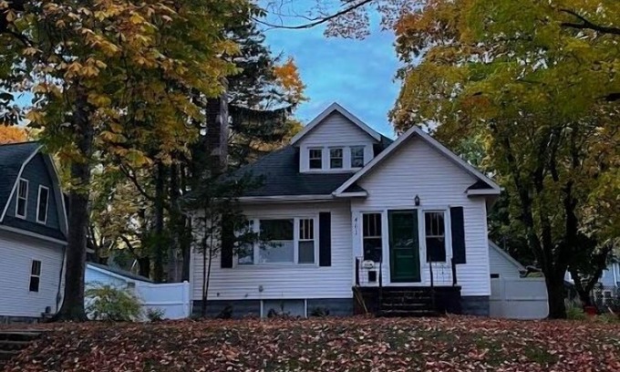 Manistee Casa | Historical home walkable to town & the beach with private hot tub & beach gear