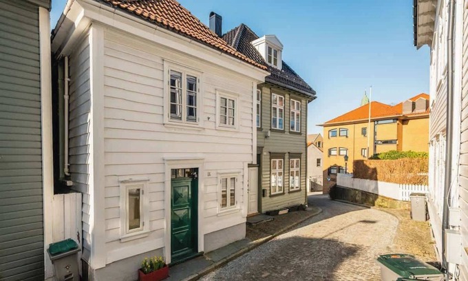 Sentrum Casa | Historical House W Private Patio - 550m from Bryggen
