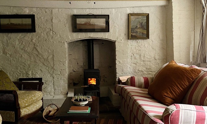 Abergavenny Cabaña | Historical Little Mill Cottage, Moments From Mountains and Market Town
