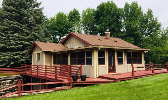 Elkhart Lake Casa | Historical Lodge in Elkhart Lake with Hot Tub