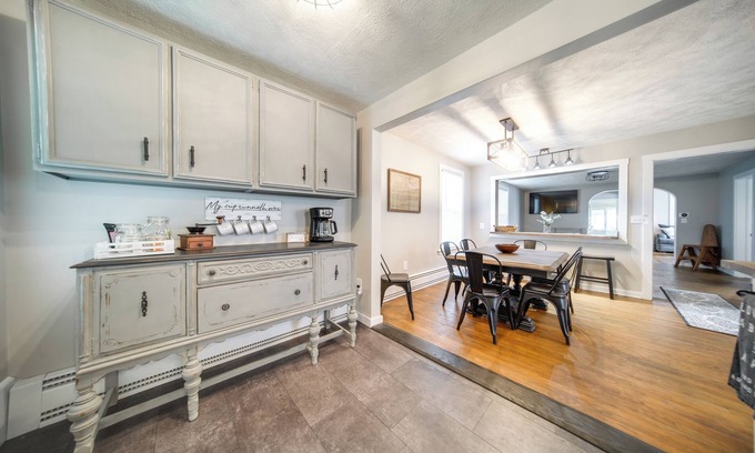 Cambridge Springs Cabaña | Historical Magnesia Springs Home, Near Kayaking!