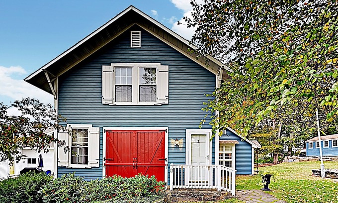 West Boothbay Harbor Casa | Historical New England home, outdoor shower , Dog-friendly