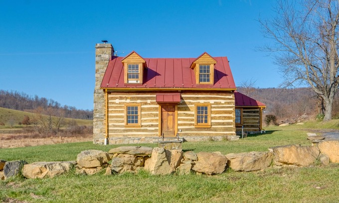 Paris Cabina | Historical Paris Cabin on Farm w/ Fire Pit!