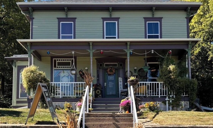 Le Claire Casa | Historical riverfront home in beautiful LeClaire. Kid and pet friendly!