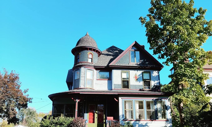 St. Paul Apartamento | Historical Victorian in Swede Hollow