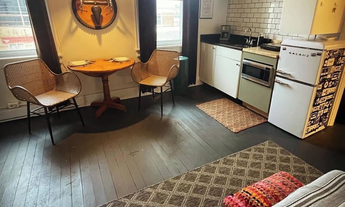 Uniontown Apartamento | Historically Charming studio in the heart of Uniontown.