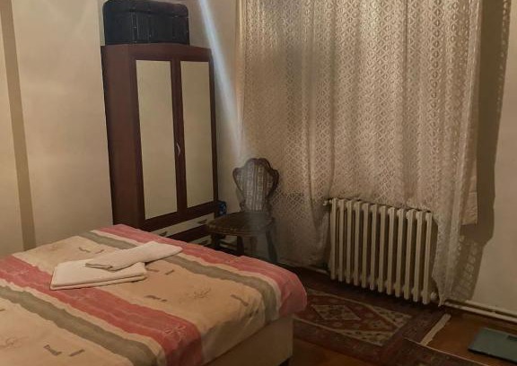 Maltepe Apartamento | Historically furnished old Istanbul style flat.