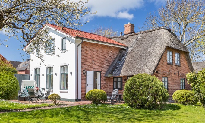 Tinnum Casa | Historisches Reetdachhaus mit ca. 185 m² Nutzfläche im Erd- und Obergeschoss