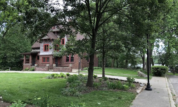 Kankakee Casa | Historia y lujo en el río Kankakee. Una casa privada frente al mar.