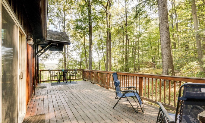 Aspers Cabina | History, Hikes & Fireside Nights: Fayetteville Gem