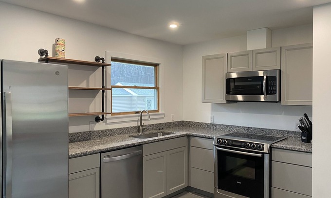 Saugerties South Casa | HITS, Village, Hiking & more!
