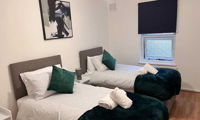 Thamesmead East Casa | Hive stays close to Abbeywood free parking WIFi